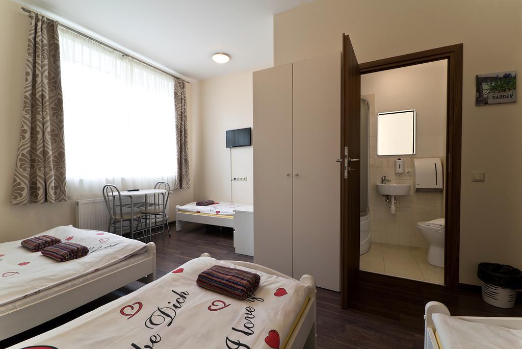 Happy Hotel Рига Екстериор снимка