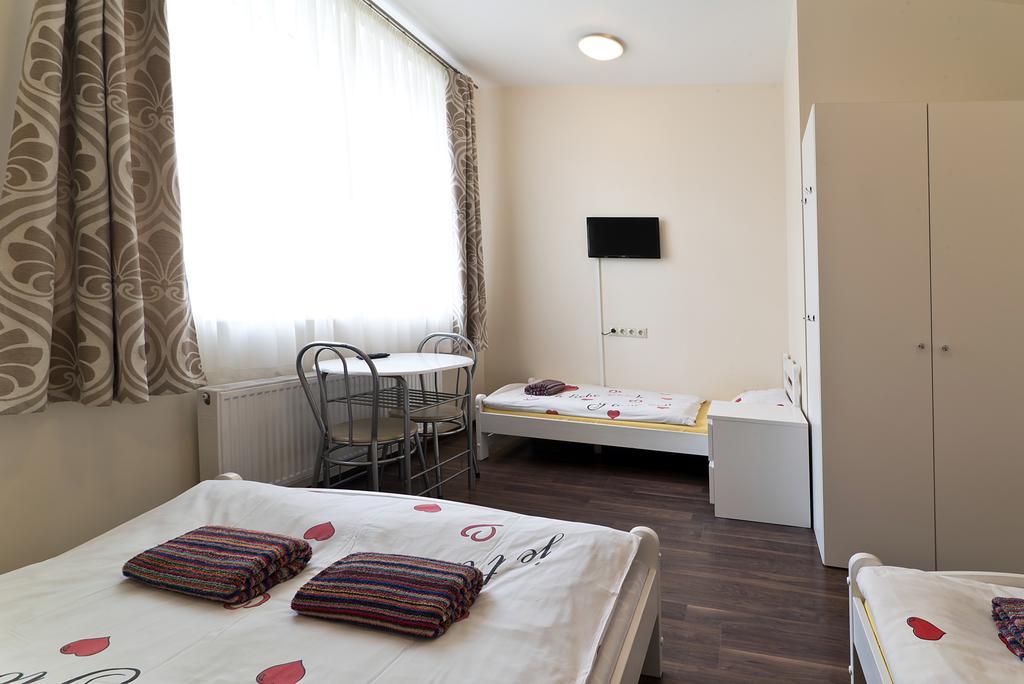 Happy Hotel Рига Екстериор снимка