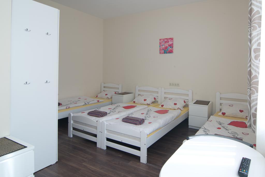 Happy Hotel Рига Екстериор снимка